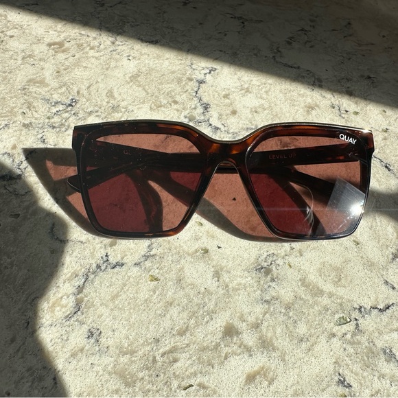 Quay Level up sunglasses in brown and gold - Picture 2 of 8